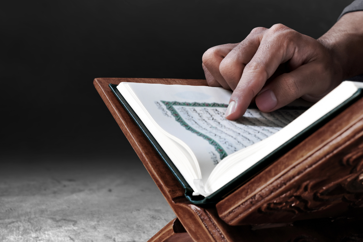 Man reading Quran. Busy man read Qur`an. Quron kitob PNG. Getty images Quran.