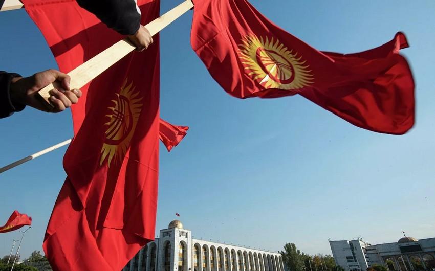 Близ кий киргиз кий. День независимости Кыргызстана. Флаг кр. Политики Киргизии. Киргизия и Азербайджан.