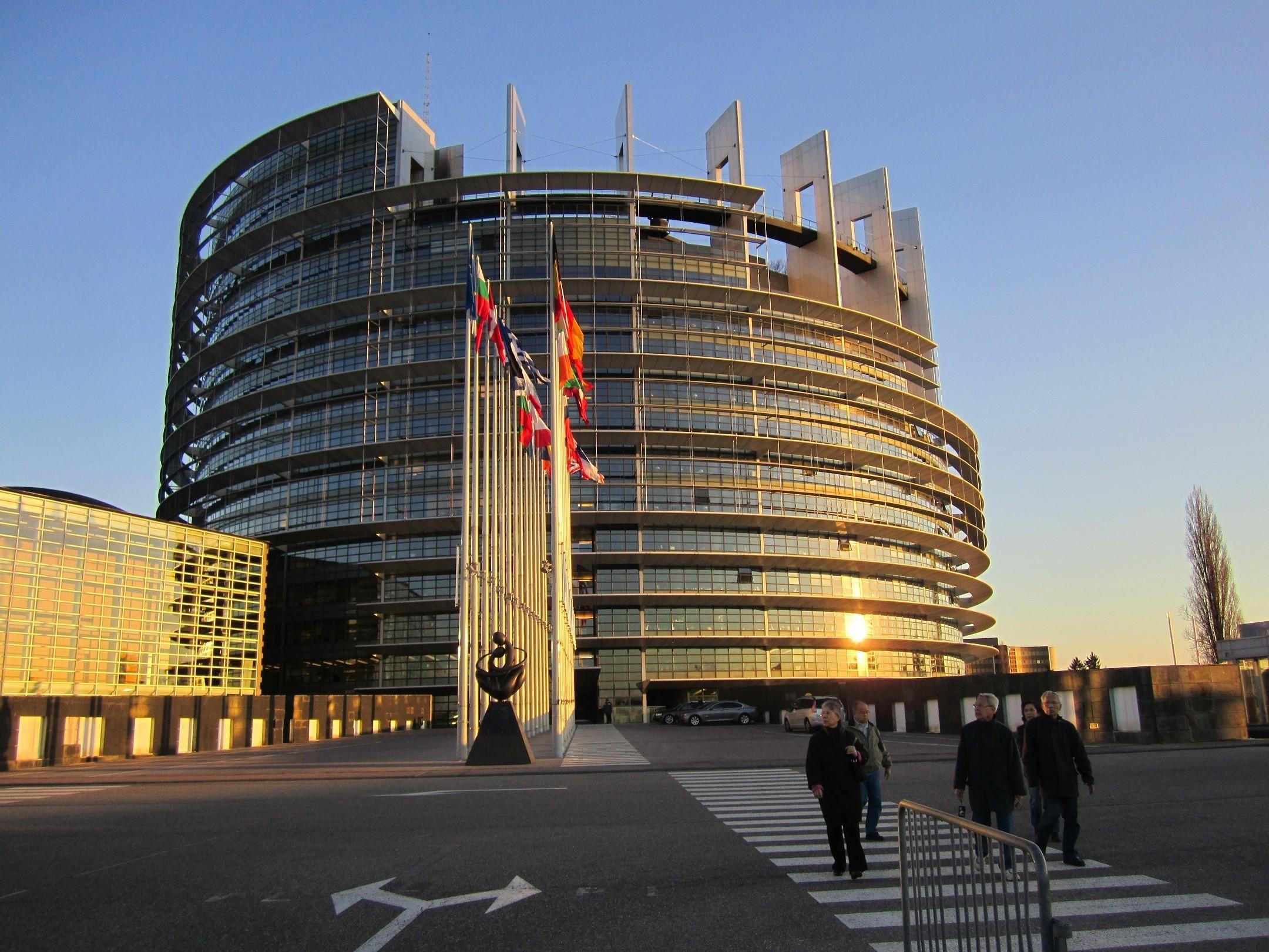 Европарламент. Здание европейского парламента в Страсбурге. Здание европейского парламента в Брюсселе. Бельгия здание Европарламента. ЕС здание Европарламента.